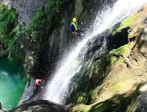 重庆两名驴友在贵州挑战瀑降被挂悬崖一夜后死亡,救援难度巨大