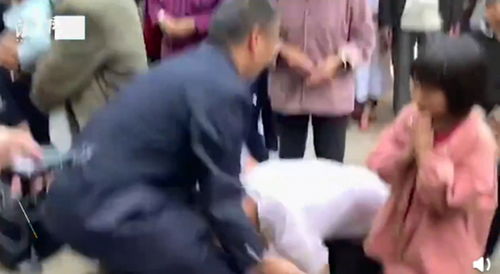 丽江被抱走3岁男孩父亲跪谢警察,警方通报都说了什么 