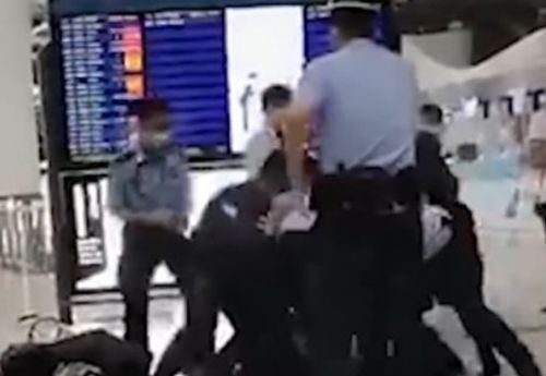 太过分 男子在深圳机场发飙用一沓钞票砸保安,还用言语侮辱