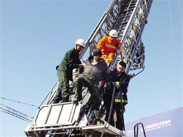 男子爬上30米高塔吊 吊车司机去救也被困