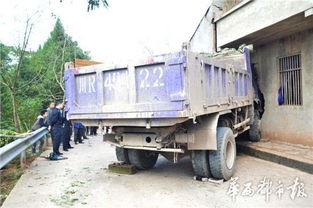 四川乐山一工程车高20米,撞上一辆卡车,无人员伤亡(乐山二手工程车交易市场)