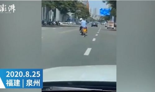 警方通知该男子骑摩托车拖狗