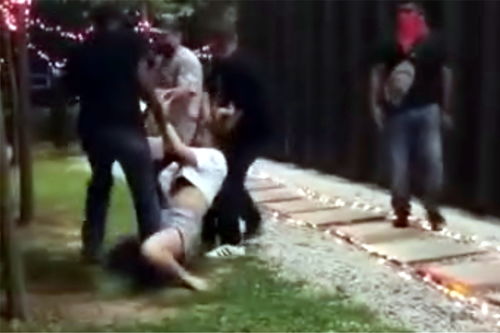 实拍 中国女子马来西亚遭劫险被3名男子掳走 声嘶力竭喊救命脱困