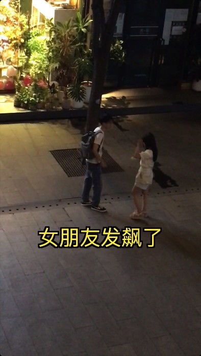 七夕情侣路边吵架,快递小哥暖心 解围