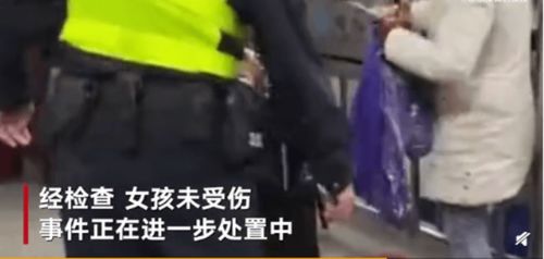 因嫌其5岁女儿吵闹 一女子赶火车将女儿塞进行李箱 1分钟后被民警拦停制止