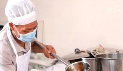 七旬老人独自拉扯孙女长大 创业后主动退低保 靠双手赚来的钱花着踏实