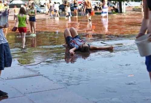 乌克兰盛大泼水节,让男人为之疯狂,女孩喜欢可以直接 抱走