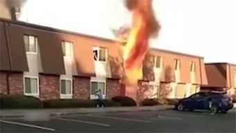 家里发生火灾,母亲将婴儿从二楼扔下,被邻居稳稳接住 