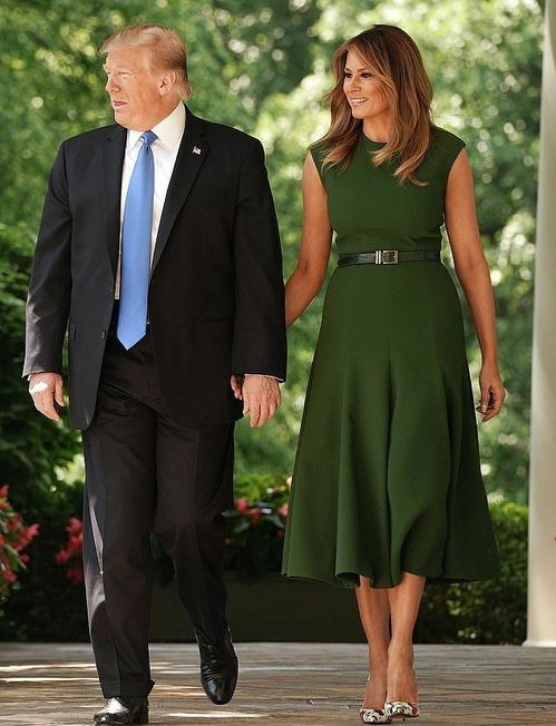 美国第一夫人梅拉尼娅穿1万3绿裙气质又高级,49岁依旧超模身材