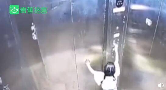 女孩在电梯里找父母的时候摔倒了