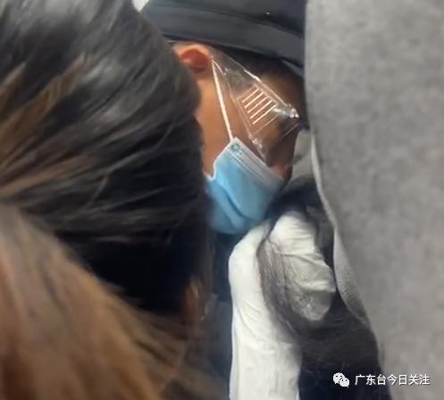 视频曝光 地铁一安全员公然对女乘客 官方 停职 警方介入