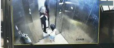 3岁女孩留在电梯里寻找成年人时坠落 监控拍下了她最后求助心碎(2岁娃留在电梯)