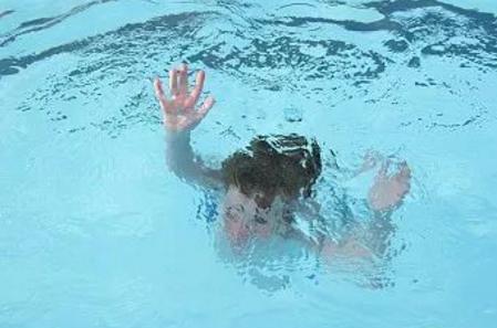 女孩落水后淡定自救,漂浮水面被当做 浮尸 ,父母该获得启发