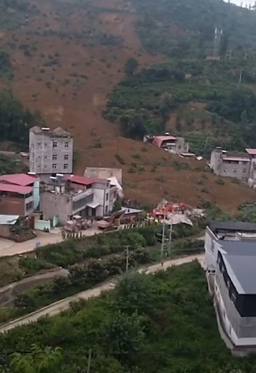 四川雅安一村庄发生山体滑坡造成9人失联