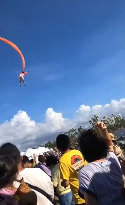 3岁女孩被风筝卷起,随风飞翔 大家失声尖叫,拼命跳跃抢(拿着风筝的女孩英文)