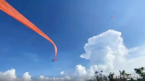 惊险 3岁女童被超大风筝卷至空中,上下摆动,围观群众发出尖叫