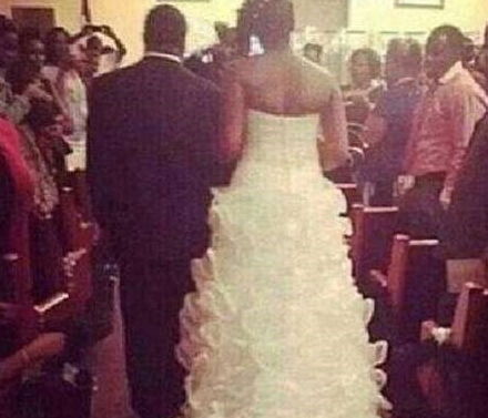 婚礼上,客人们发现婚纱后面不对劲,仔细一看后大家都沸腾了