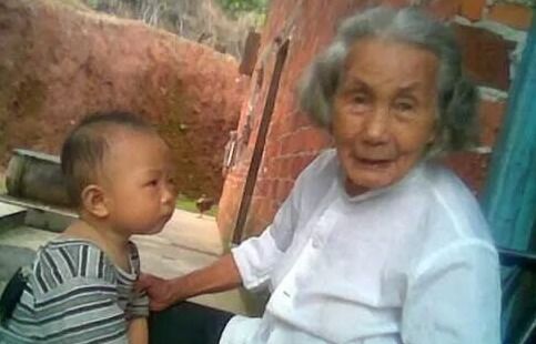 八十多岁老奶奶看望七十八岁弟弟 照片看着离别时哭泣的人(八十多岁老奶奶跳舞)