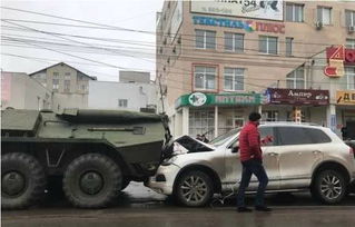 俄罗斯街头发生匪夷所思一幕 四辆私家车竟卡在两辆装甲车之间
