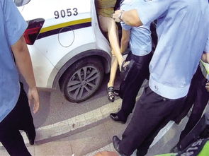郑州女子骑车违法被拦截 对民警又打又骂 
