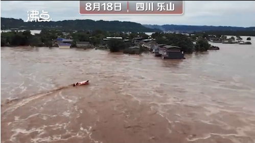 四川乐山洪水拦腰截断大桥 消防乘艇转移被困者