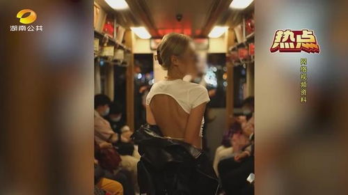 女子电车上穿露背装拍照遭斥责 这样拍写真,你赞同吗