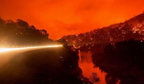 美国加州72小时遭上万次雷击,点燃加州野火2万人逃命