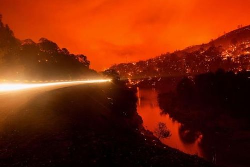 美国加州近11000次雷电从天而降 是什么原因