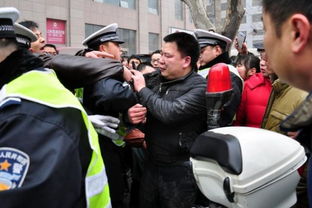 郑州6岁男童被撞 司机挪车救人遭群殴 组图