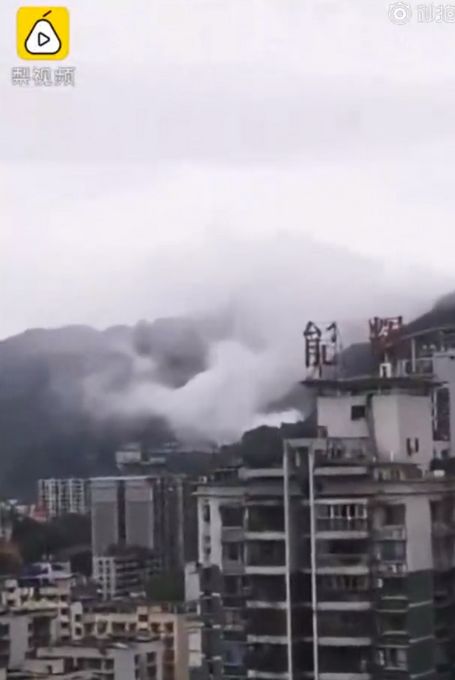 重庆南岸一作坊失火伴有臭味 官方回应 系殡仪馆一仓库起火 