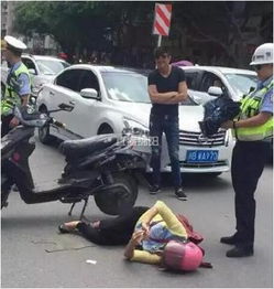 女子车祸躺地玩手机 淡定姐 心理素质太强大交警一脸无奈