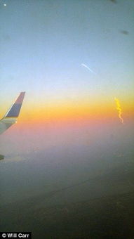 乘客坐飞机窗边 用手机拍下SpaceX发射轨迹 
