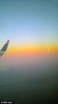 乘客坐飞机窗边 用手机拍下SpaceX发射轨迹 