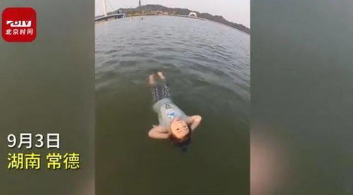 湖南2岁女娃横渡200米湖泊,仅用10多分钟 网友看呆 上辈子是条鱼吧 视频