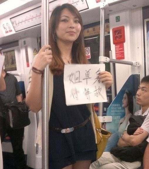 女子走进地铁,就引来路人拍照,转过身后,大家竟都尴尬了 美女 