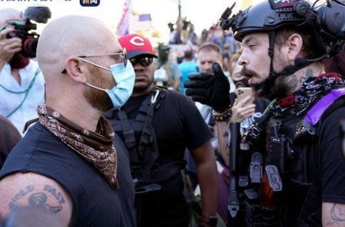 美国肯塔基州发生示威者对峙事件,两方的人脸部相隔仅数英寸