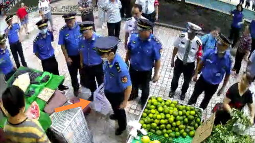 重庆城管与商贩发生激烈冲突:城管殴打女店主后,被菜刀砍伤(重庆商贩反杀城管)