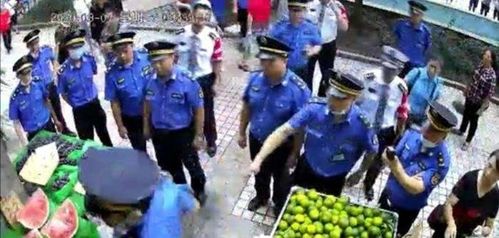 重庆城管追打水果女店主后被砍伤,警方介入调查