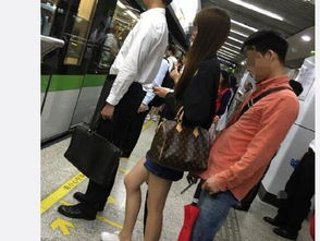 行拘!乘务员发现一名男子在地铁里偷拍女乘客裙底(乘务员行姿要求)