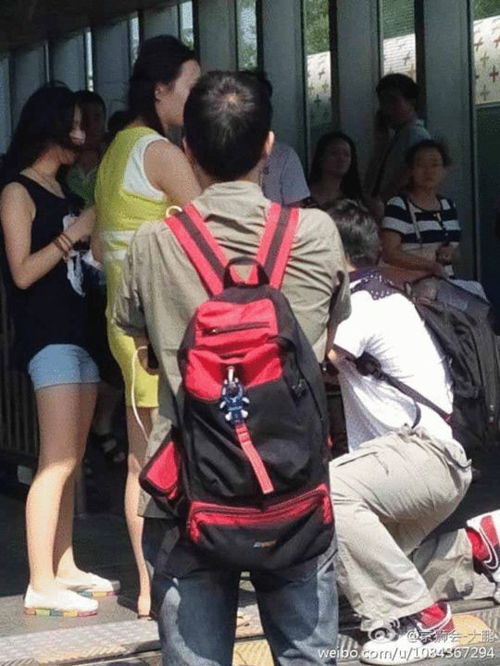 男子地铁偷拍女乘客裙底被抓 跪地求饶 图