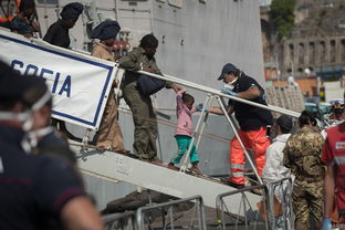 约1000名非洲难民乘坐海军船抵达意大利 