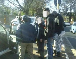 中国男子南非遭4名持AK47歹徒抢劫 房车被抢走