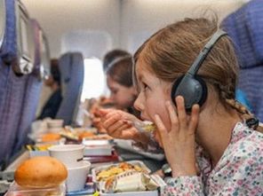 坐飞机时乘务员为何一直送吃的 令人无语,网友一句话扎心了