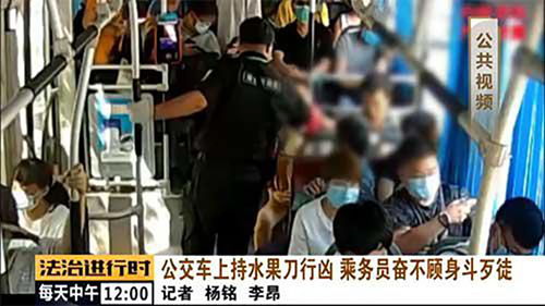 公共汽车乘务员用血救了乘客(公共汽车的乘务员时常提醒乘客)