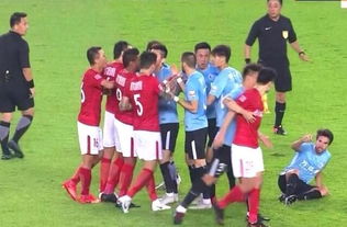 中国足球联赛再现大规模冲突 全队围攻1名犯规者,场面惨烈