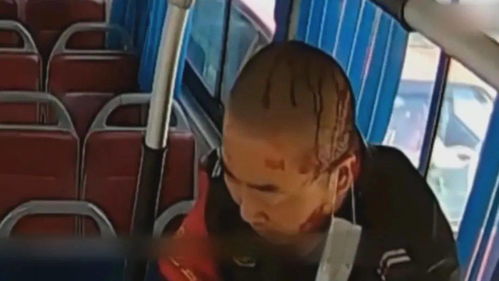 送你一面小锦旗 丨男子在公交车上持刀行凶 乘务员浴血夺刀救乘客