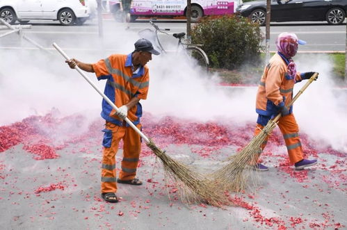 结婚用百万吊车放鞭炮 满地纸忙坏环卫工