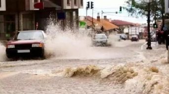 驾车通过积水路面,这8个技巧要知道