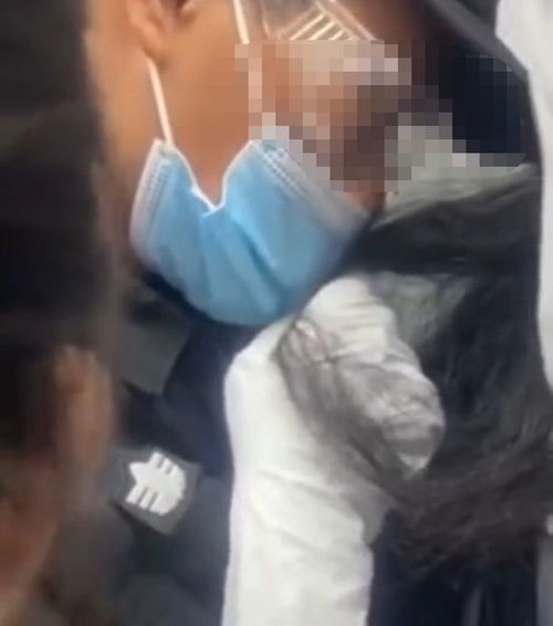 视频曝光 19岁地铁安全员偷闻女乘客头发...官方 停职 警方介入