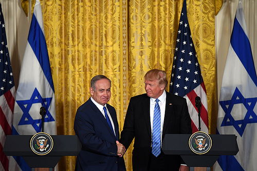 特朗普在白宫主持以色列与阿联酋和巴林关系正常化协议签字仪式(特朗普命令白宫降半旗)